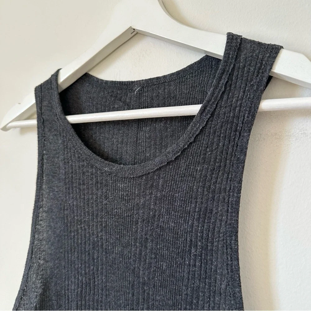 ALO Yoga Dark Gray Cropped Muscle Tank Top Ribbed Raw Hem Athleisure S/M